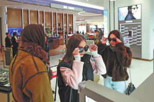 Simplified entry, refunds draw shoppers