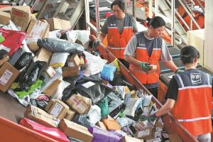 E-commerce giants race to power “618”